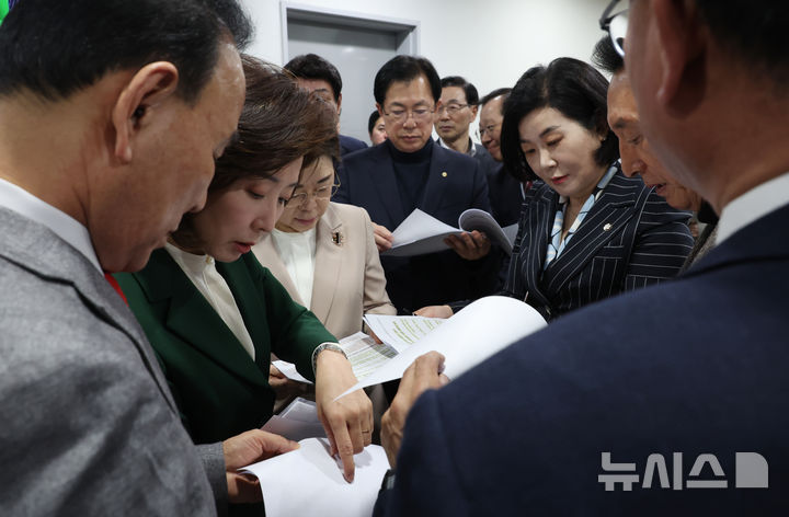 [서울=뉴시스] 고승민 기자 = 나경원 등 국민의힘 의원들이 12일 서울 여의도 국회 소통관에서 윤석열 대통령 탄핵 심판 관련 헌법재판소 2차 공개탄원서 제출 기자회견을 하기 전 문서를 보며 대화하고 있다. 2025.03.12. kkssmm99@newsis.com