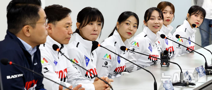 [서울=뉴시스] 박주성 기자 = 12일 오전 서울 송파구 올림픽회관 신관 대회의실에서 열린 2025 LGT 세계 여자컬링 선수권대회 기자간담회에서 여자 컬링 대표팀 선수들이 한상호 회장의 발언을 경청하고 있다. 왼쪽부터 대한컬링연맹 한상호 회장, 신동호 감독, 김은지 선수, 김민지선수, 김수지 선수, 설예지 선수, 설예은 선수. 2025.03.12. park7691@newsis.com
