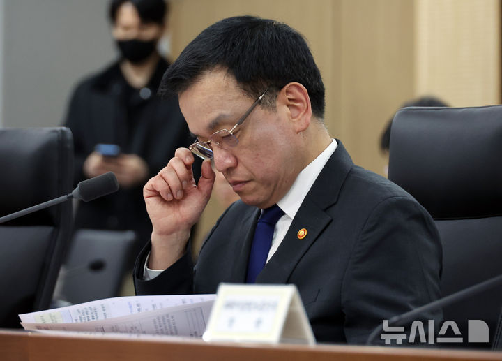 [세종=뉴시스] 최진석 기자 = 최상목 경제부총리 겸 기획재정부 장관이 안경을 고쳐쓰고 있다. (대통령실통신사진기자단) 2025.03.12. myjs@newsis.com