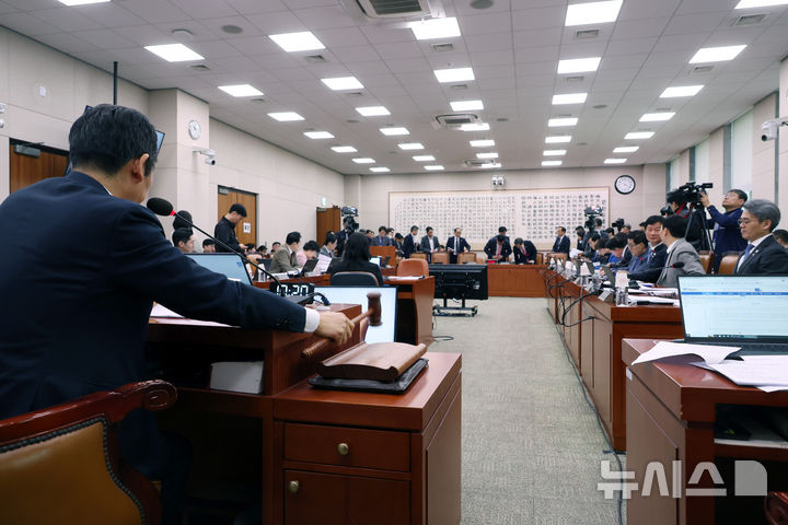 [서울=뉴시스] 고승민 기자 = 정청래 국회 법사위원장이 12일 서울 여의도 국회에서 열린 제423회 국회(임시회) 법제사법위원회 제1차 전체회의에서 안건을 상정하고 있다. 2025.03.12. kkssmm99@newsis.com