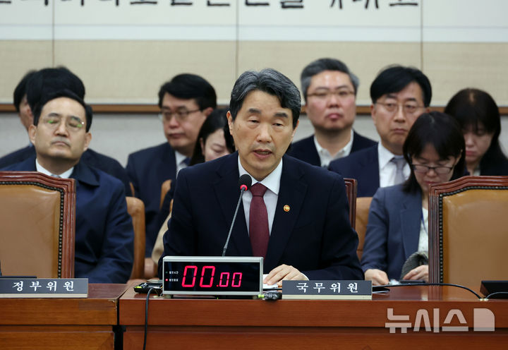 [서울=뉴시스] 고승민 기자 = 이주호 사회부총리 겸 교육부 장관이 지난달 12일 서울 여의도 국회에서 열린 제423회 국회(임시회) 법제사법위원회 제1차 전체회의에서 의원 질의에 답하는 모습. 2025.03.12. kkssmm99@newsis.com