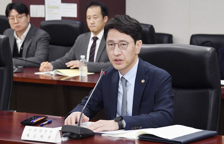 [서울=뉴시스] 김윤상 기획재정부 차관이 12일 오전 서울 종로구 한국무역보험공사에서 '2025년 제1회 조달정책심의위원회'를 주재하고 있다. (사진=기획재정부 제공) 2025.03.12. photo@newsis.com *재판매 및 DB 금지