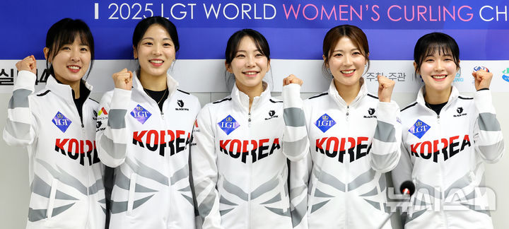 [서울=뉴시스] 박주성 기자 = 12일 오전 서울 송파구 올림픽회관 신관 대회의실에서 열린 2025 LGT 세계 여자컬링 선수권대회 기자간담회에서 여자 컬링 대표팀 선수들이 기념촬영을 하고 있다. 왼쪽부터 김은지 선수, 김민지선수, 김수지 선수, 설예지 선수, 설예은 선수. 2025.03.12. park7691@newsis.com