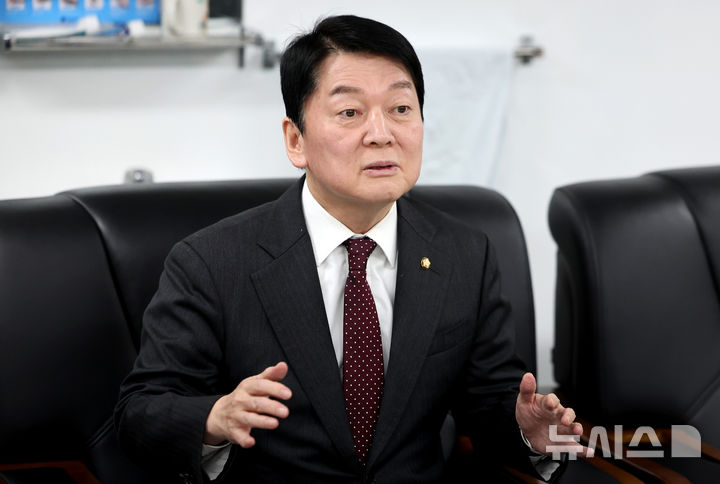 [대구=뉴시스] 이무열 기자 = 안철수 국민의힘 의원이 12일 대구 중구 계명대학교 대구동산병원 대구시 공공어린이재활의료센터를 찾아 정우진 병원장과 대화하고 있다. 2025.03.12. lmy@newsis.com