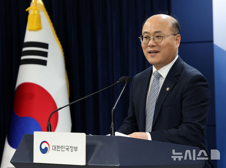 [서울=뉴시스] 배훈식 기자 = 이창윤 과학기술정보통신부 1차관이 12일 오전 서울 종로구 정부서울청사에서 양자전략위원회 출범 및 제1차 회의 사전 브리핑을 하고 있다. 2025.03.12. dahora83@newsis.com