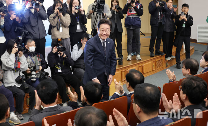 [서울=뉴시스] 조성우 기자 = 이재명 더불어민주당 대표가 12일 오전 서울 여의도 국회도서관 대강당에서 열린 2025 더불어민주당 민생연석회의 20대 민생의제 발표회에서 참석자들에게 인사하고 있다. 2025.03.12. xconfind@newsis.com