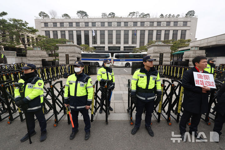 [서울=뉴시스] 김명년 기자 = 서울 종로구 헌법재판소 앞에서 경찰이 근무를 서고 있다. 2025.03.12. kmn@newsis.com