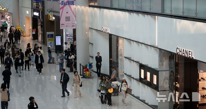 [인천공항=뉴시스] 김선웅 기자 = 인천국제공항 면세구역에서 여행객들이 오가고 있다. 2025.03.12. mangusta@newsis.com