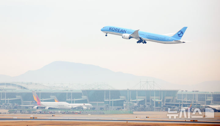 [인천공항=뉴시스] 김선웅 기자 = 지난 12일 인천국제공항에서 대한항공 여객기가 이륙하고 있다. 2025.03.12. mangusta@newsis.com