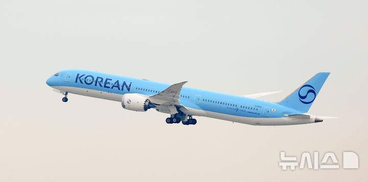 [인천공항=뉴시스] 김선웅 기자 = (기사와 무관한 사진)대한항공 새 CI 적용 항공기 KE703이 지난 3월 12일 인천국제공항에서 이륙하고 있다. 2025.03.12. mangusta@newsis.com