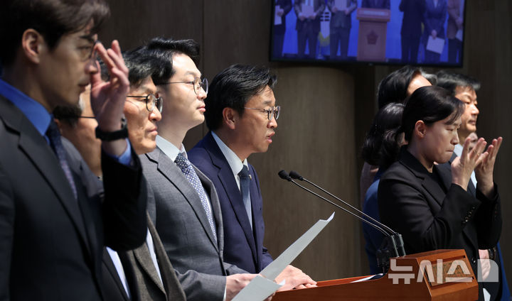 [서울=뉴시스] 조성우 기자 = 한준호(왼쪽) 더불어민주당 사법정의실현 및 검찰독재대책위원회(사검독위) 공동위원장과 이용우(왼쪽 네 번째) 당 법률위원장 등 의원들이 12일 오후 서울 여의도 국회 소통관에서 심우정 검찰총장 사퇴 촉구 기자회견을 하고 있다. 2025.03.12. xconfind@newsis.com