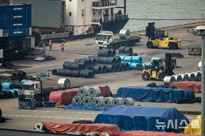[평택=뉴시스] 정병혁 기자 = 지난 3월 12일 경기 평택시 평택항에 철강 제품들이 쌓여 있다. 2025.05.31.