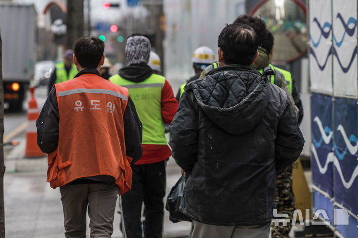 [서울=뉴시스] 정병혁 기자 = 12일 서울시내 아파트 건설현장에서 건설노동자들이 이동하고 있다. 취업자 수가 두 달 연속 증가세를 이어갔지만, 내수 부진 영향으로 건설업과 제조업 등 일부 업종에선 고용 한파가 지속됐다. '2025년 2월 고용동향'에 따르면 보건, 서비스, 전문, 과학기술 등에서는 취업자가 늘었지만, 건설업(-16만7000명, -8.1%)등에서는 취업자가 줄었다. 2025.03.12. jhope@newsis.com