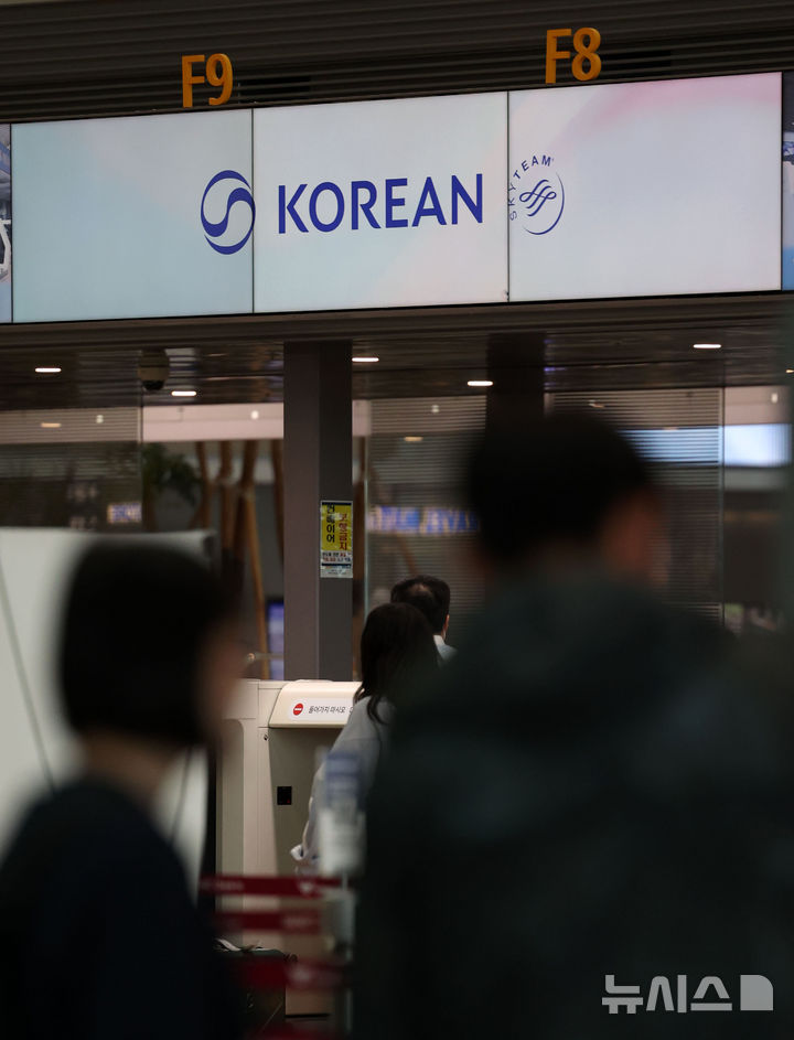 [인천공항=뉴시스] 김선웅 기자 = 12일 인천국제공항 제2여객터미널 대한항공 체크인카운터 전광판에 새롭게 적용된 CI가 표출되고 있다. 아시아나항공과의 통합 출범에 나서는 대한항공은 한국을 대표하는 통합 항공사임을 강조하기 위해 고유의 태극마크를 현대적 이미지로 구현한 CI(Corporate Identity)를 41년 만에 교체했다. 2025.03.12. mangusta@newsis.com