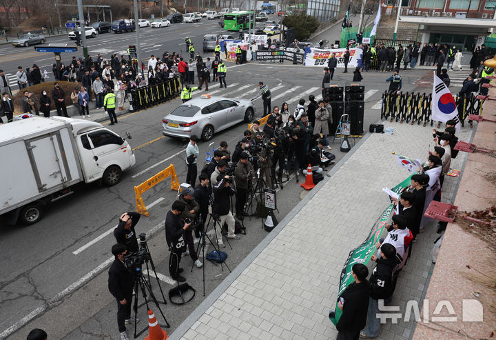 [서울=뉴시스] 김진아 기자 = 12일 서울 성북구 국민대학교 정문 앞에서 '국민대 민주동문회'의 윤석열 대통령 파면을 촉구 집회와 '자유민주주의를 수호하는 국민인'의 탄핵 반대 집회가 열리고 있다. 2025.03.12. bluesoda@newsis.com