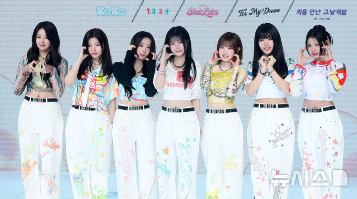 [서울=뉴시스] 김혜진 기자 = 그룹 세이마이네임(왼쪽부터 소하, 승주, 메이, 도희, 히토미, 준휘, 카니)이 12일 오후 서울 마포구 쇼킹케이팝센터에서 열린 두 번째 앨범 'My Name Is…(마이 네임 이즈)' 발매 기념 쇼케이스에서 포즈를 취하고 있다.&nbsp;&nbsp; 타이틀곡 '샤랄라'는 레트로한 사운드와 아날로그적인 테마를 통해 사랑스러운 분위기를 더욱 극대화하는 곡이다. 2025.03.12. jini@newsis.com