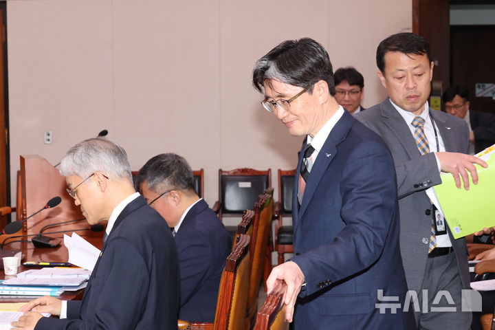 [서울=뉴시스] 고승민 기자 = 오동운 고위공직자범죄수사처장이 12일 서울 여의도 국회에서 열린 제423회 국회(임시회) 법제사법위원회의 현안질의에 출석하고 있다. 2025.03.12. kkssmm99@newsis.com