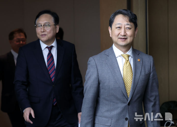 [서울=뉴시스] 이영환 기자 = 안덕근 산업통상자원부 장관과 정인교 산업통상자원부 통상교섭본부장. 2025.03.12. 20hwan@newsis.com