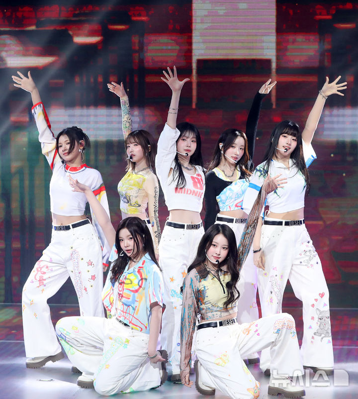 [서울=뉴시스] 김혜진 기자 = 그룹 세이마이네임이 12일 오후 서울 마포구 쇼킹케이팝센터에서 열린 두 번째 앨범 'My Name Is…(마이 네임 이즈)' 발매 기념 쇼케이스에서 무대를 선보이고 있다.&nbsp;&nbsp; 타이틀곡 '샤랄라'는 레트로한 사운드와 아날로그적인 테마를 통해 사랑스러운 분위기를 더욱 극대화하는 곡이다. 2025.03.12. jini@newsis.com