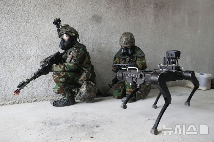 [파주=뉴시스] 사진공동취재단 = 12일 경기 파주시 무건리 훈련장에서 2025 FS/TIGER 일환으로 실시된 유무인 복합전투체계 활용 '한미연합 WMD(대량살상무기) 제거훈련'에서 25사단 장병들이 시설을 정찰 및 확보하고 있다. 2025.03.12. photo@newsis.com