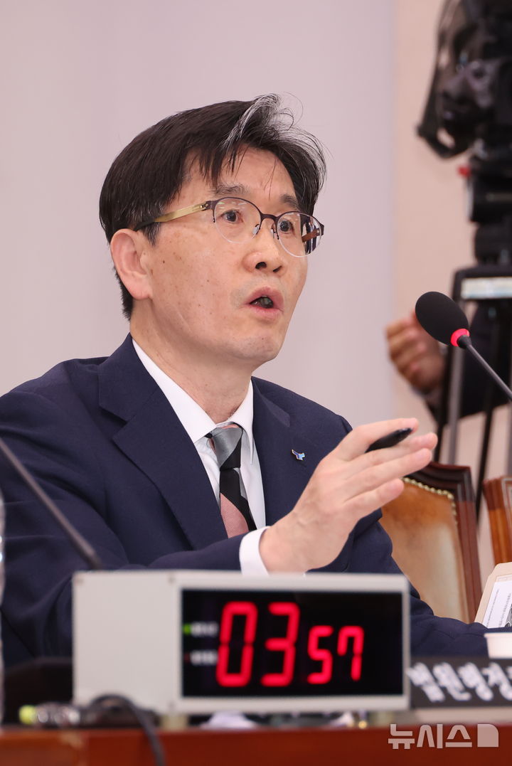 [서울=뉴시스] 고승민 기자 = 오동운 고위공직자범죄수사처장이 12일 서울 여의도 국회에서 열린 제423회 국회(임시회) 법제사법위원회의 현안질의에서 의원 질의에 답하고 있다. 2025.03.12. kkssmm99@newsis.com