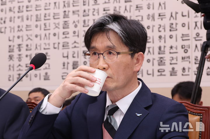 [서울=뉴시스] 고승민 기자 = 오동운 고위공직자범죄수사처장이 12일 서울 여의도 국회에서 열린 제423회 국회(임시회) 법제사법위원회 현안질의에서 물을 마시고 있다. 2025.03.12. kkssmm99@newsis.com