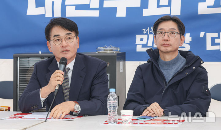 [서울=뉴시스] 황준선 기자 = 박용진 전 더불어민주당 의원이 12일 서울 종로구 경복궁 앞 더불어민주당 천막 농성장에서 열린 국난극복을 위한 시국간담회에서 발언하고 있다. (공동취재) 2025.03.12. photo@newsis.com