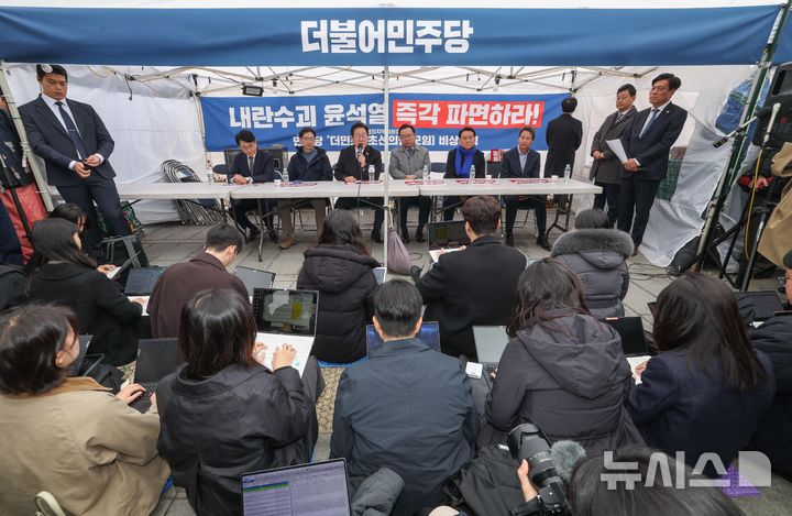 [서울=뉴시스] 황준선 기자 = 이재명 더불어민주당 대표가 12일 서울 종로구 경복궁 앞 천막 농성장에서 열린 국난극복을 위한 시국간담회에서 발언하고 있다. (공동취재) 2025.03.12. photo@newsis.com