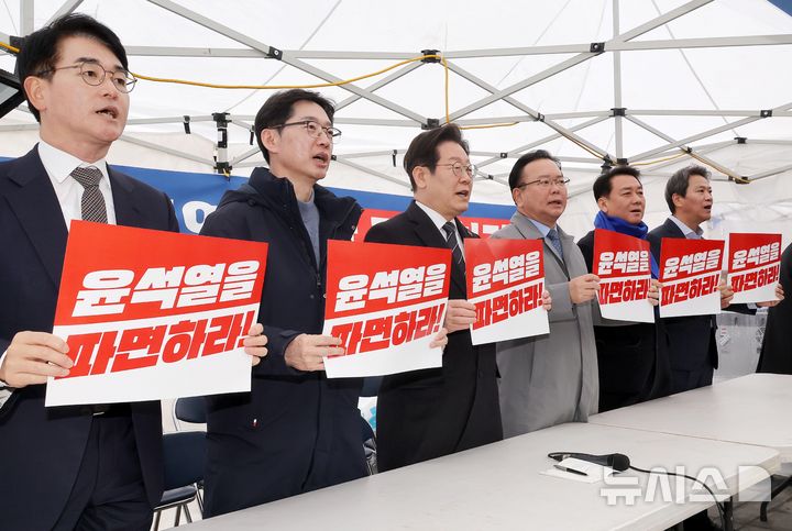 [서울=뉴시스] 황준선 기자 = 이재명 더불어민주당 대표가 12일 서울 종로구 경복궁 앞 천막 농성장에서 열린 국난극복을 위한 시국간담회에서 참석자들과 구호를 외치고 있다. 왼쪽부터 박용진 전 의원, 김경수 전 경남지사, 이 대표, 김부겸 전 국무총리, 이광재 전 국회 사무총장, 임종석 전 대통령 비서실장. (공동취재) 2025.03.12. photo@newsis.com