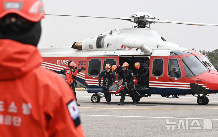 [용인=뉴시스] 김종택 기자 = 경기도소방재난본부 소속 특수대응단 구조대원들이 경기도 용인시 남사면 소방학교에서 헬기를 이용한 산악구조훈련을 진행하고 있다. 2025.03.12. jtk@newsis.com **사진은 기사 내용과 무관합니다.