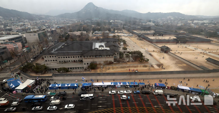 [서울=뉴시스] 김명원 기자 = 지난 12일 서울 종로구 서십자각터에서 경복궁 광화문으로 이어지는 윤석열 대통령의 탄핵을 촉구하는 더불어민주당, 조국혁신당, 양대노총 등의 천막 농성장이 가득하다. 2025.03.12. kmx1105@newsis.com