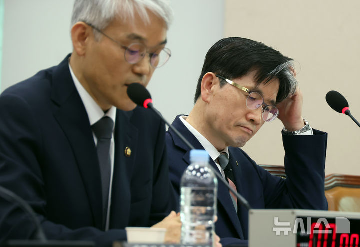 [서울=뉴시스] 고승민 기자 = 오동운 고위공직자범죄수사처장이 12일 서울 여의도 국회에서 열린 제423회 국회(임시회) 법제사법위원회 제1차 전체회의에서 머리를 만지고 있다. 2025.03.12. kkssmm99@newsis.com