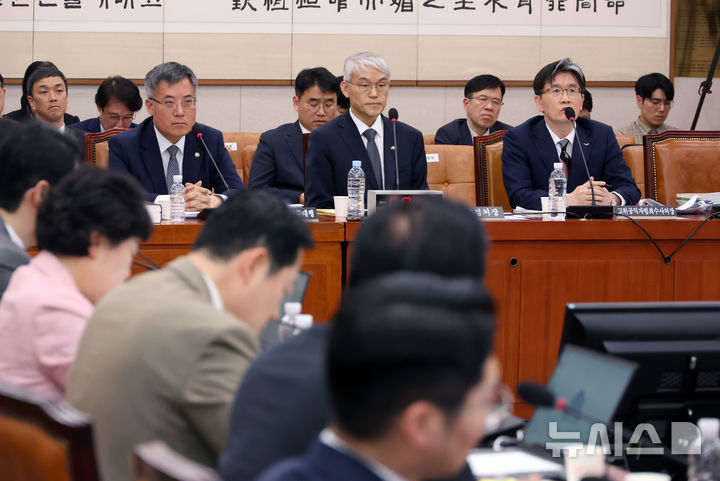 [서울=뉴시스] 고승민 기자 = 오동운 고위공직자범죄수사처장이 12일 서울 여의도 국회에서 열린 제423회 국회(임시회) 법제사법위원회의 현안질의에서 송석준 국민의힘 의원 발언에 항변하고 있다. 2025.03.12. kkssmm99@newsis.com