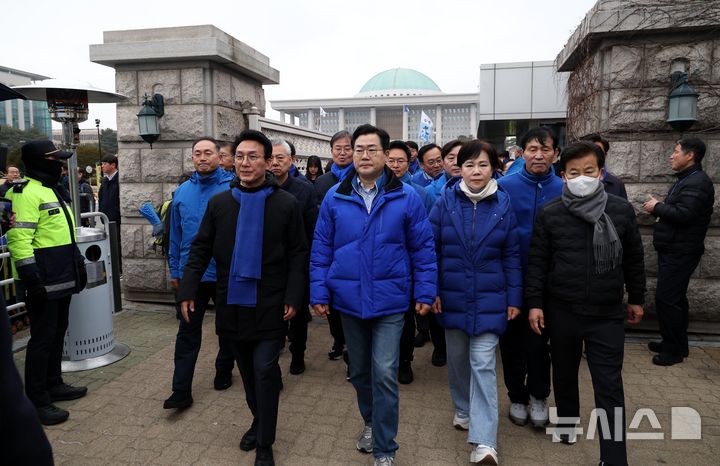 [서울=뉴시스] 조성봉 기자= 박찬대 더불어민주당 원내대표를 비롯한 의원들이 12일 오후 서울 여의도 국회 에서 '내란수괴 윤석열 파면'을 촉구하며 광화문을 향해 도보행진을 하고 있다. 2025.03.12. suncho21@newsis.com
