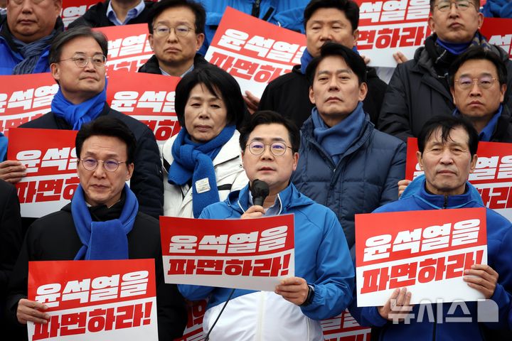 [서울=뉴시스] 조성봉 기자= 박찬대 더불어민주당 원내대표가 12일 오후 서울 여의도 국회 본청 계단에서 열린 '내란수괴 윤석열 파면' 촉구 국회의원 도보행진 출정식에서 발언을 하고 있다. 2025.03.12. suncho21@newsis.com
