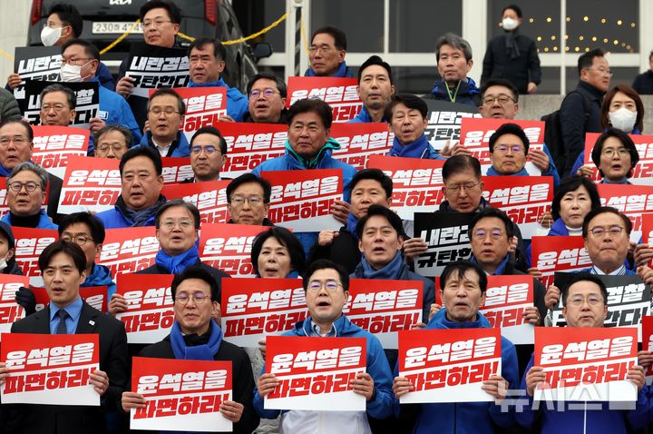 [서울=뉴시스] 조성봉 기자= 박찬대 더불어민주당 원내대표를 비롯한 의원들이 12일 오후 서울 여의도 국회 본청 계단에서 열린 '내란수괴 윤석열 파면' 촉구 국회의원 도보행진 출정식에서 구호를 외치고 있다. 2025.03.12. suncho21@newsis.com