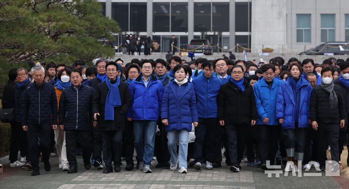 [서울=뉴시스] 조성봉 기자= 박찬대 더불어민주당 원내대표를 비롯한 의원들이 12일 오후 서울 여의도 국회 에서 '내란수괴 윤석열 파면'을 촉구하며 광화문을 향해 도보행진을 하고 있다. 2025.03.12. suncho21@newsis.com
