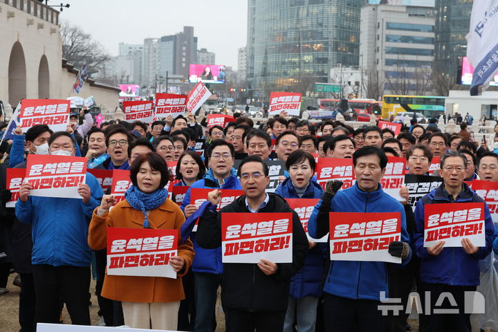 [서울=뉴시스] 김금보 기자 = 윤석열 대통령 퇴진을 촉구하며 도보 행진한 더불어민주당 박찬대 원내대표 등이 12일 오후 서울 종로구 광화문 앞에서 열린 기자회견에서 구호를 외치고 있다. 2025.03.12. kgb@newsis.com