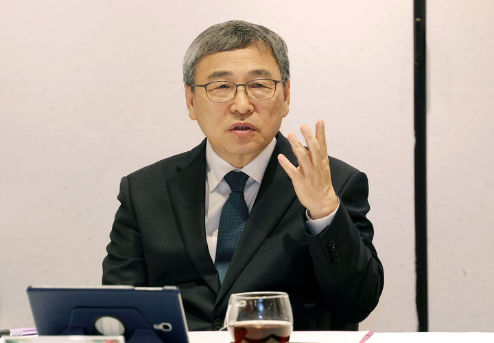 [서울=뉴시스] 홍효식 기자 = 정근식 서울시교육감이 지난달 12일 오후 서울 중구 컨퍼런스 하우스 달개비에서 열린 기후위기, 환경재난 대응 등 지속가능한 생태전환교육 추진을 위한 '제2기 서울 생태전환교육 중장기 발전계획 수립' 간담회에 참석해 발언하는 모습. (사진=서울시교육청 제공) 2025.03.12. photo@newsis.com *재판매 및 DB 금지