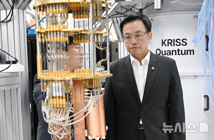 [대전=뉴시스] 조수정 기자 = 최상목 대통령 권한대행 부총리 겸 기획재정부 장관이 12일 대전 한국표준과학연구원에서 열린 양자위원회에 참석 후 초전도양자컴퓨터 연구실을 방문해 연구 현황 등 향후 계획을 듣고 있다. (사진=기획재정부 제공) 2025.03.12. chocrystal@newsis.com