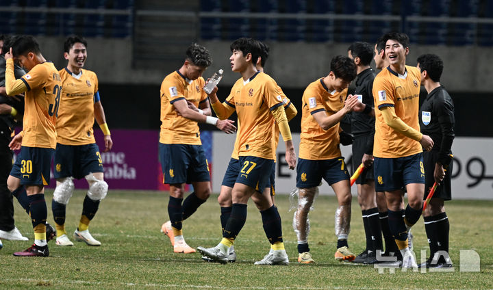 [광주=뉴시스] 김혜인 기자 = 12일 오후 광주 서구 광주월드컵경기장에서 열린 2024-25 아시아축구연맹(AFC) 챔피언스리그 엘리트(ACLE) 16강 2차전 광주FC와 일본 비셀 고베와의 경기, 광주 선수들이 3-0으로 승리한 뒤 기뻐하고 있다. 2025.03.12. hyein0342@newsis.com