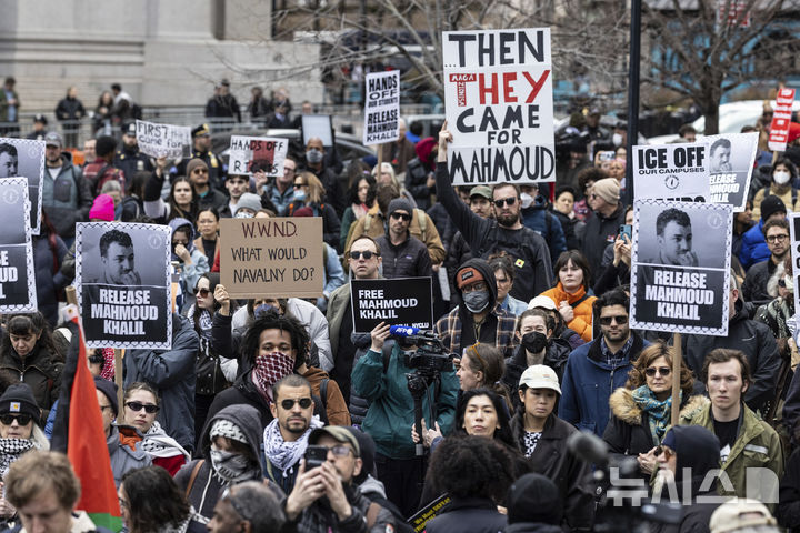 [뉴욕=AP/뉴시스] 12일(현지 시간) 미국 뉴욕 맨해튼 연방 법원 인근 광장에서 마흐무드 칼릴을 지지하는 사람들이 칼릴의 사진을 들고 시위하고 있다. 가자 전쟁에서 이스라엘이 민간인을 대량 살상한 것에 항의해 미 컬럼비아대 시위를 주도한 칼릴을 미이민세관단속국(ICE)이 체포하자 이에 항의하는 시민 단체들은 영주권자이자 미국 시민과 결혼한 칼릴을 체포한 것은 수정헌법 1조 위반이라며 비난하고 있다. 2025.05.07.