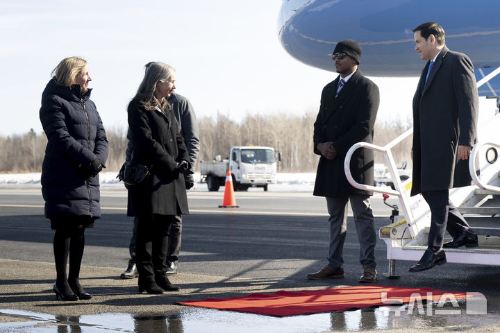 [퀘벡(캐나다)=AP/뉴시스]마크 루비오 미국 국무장관이 캐나다에 도착해 비행기에서 내리고 있다. 짧은 레드카펫이 눈에 띈다.