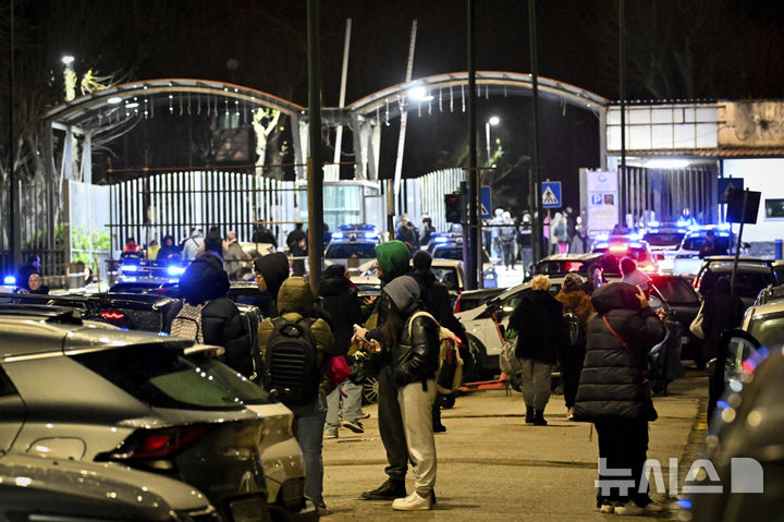 [나폴리=AP/뉴시스] 13일(현지 시간) 이탈리아 나폴리 인근에서 규모 4.4 지진이 발생하자 주민들이 거리로 대피하고 있다. 2025.03.14.