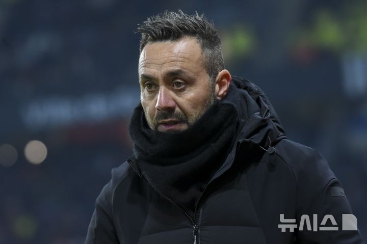 [렌=AP/뉴시스] 잉글랜드 프로축구 프리미어리그(EPL) 토트넘 홋스퍼에 새로 부임한 로베르토 데 제르비 감독. 2025.01.11.