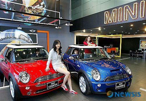[서울=뉴시스] 2005년 2월 BMW 그룹의 프리미엄 컴팩트카 미니(MINI)의 첫 국내 출시 행사 모습. /이동원기자 dwlee@newsis.com *재판매 및 DB 금지