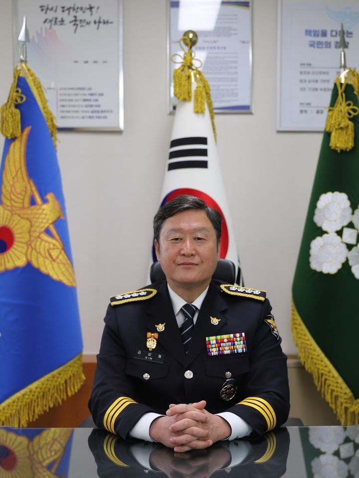 [고성(경남)=뉴시스] 신정철 기자= 제74대 경남 고성경찰서장으로 김상동(사진) 전 경남지방경찰청 112상황팀장이 취임했다. 11일 김상동 서장은 (직원들에게)"앞으로 범죄 예방과 질서유지뿐만 아니라, 군민 여러분의 작은 목소리에도 귀 기울이며 따뜻하고 신뢰받는 군민의 경찰이 되어줄 것”을 당부했다,(사진=고성경찰서 제공).2025.03.13. photo@newsis.com *재판매 및 DB 금지