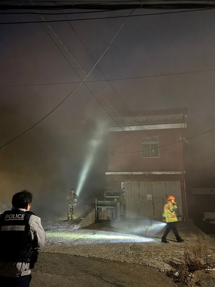 [부산=뉴시스] 12일 오후 부산 사하구의 한 나무제품 제조공장에서 불이 났다. (사진=부산소방재난본부 제공) 2025.03.13. photo@newsis.com *재판매 및 DB 금지
