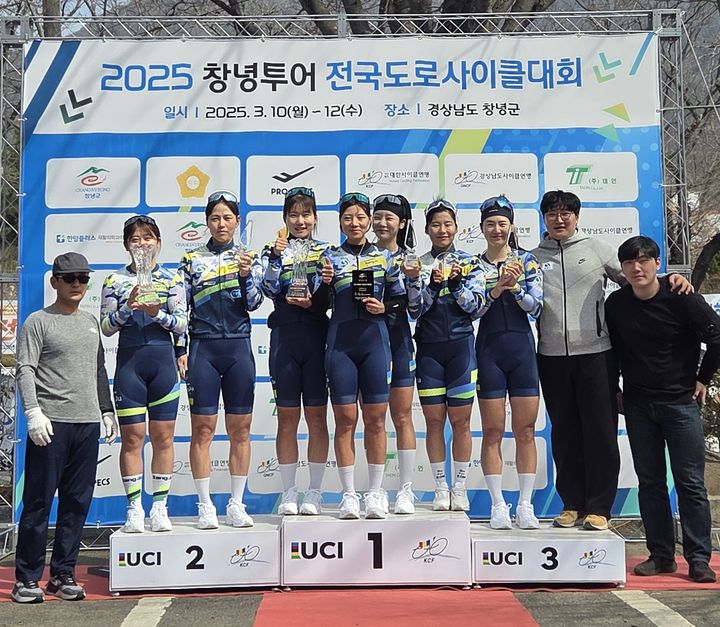[상주=뉴시스] 상주시청 여자 사이클팀 종합 우승 (사진=상주시 제공) 2025.03.13 photo@newsis.com *재판매 및 DB 금지