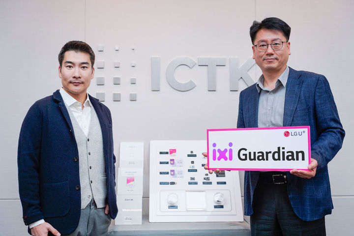 [서울=뉴시스] LG유플러스는 아이씨티케이(ICTK)와 함께 양자보안 기술협력을 강화한다고 13일 밝혔다. 사진은 이정원 ICTK 대표(왼쪽)와 강종오 LG유플러스 기업서비스개발Lab장이 협력을 다짐하는 모습. (사진=LG유플러스 제공) 2025.03.13. photo@newsis.com *재판매 및 DB 금지